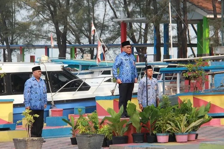 Bupati Husein memimpin upacara HUT ke-48 Korpri di Plaza Kabupaten, Pulau Pramuka (pulauseribu.jakarta.go.id)