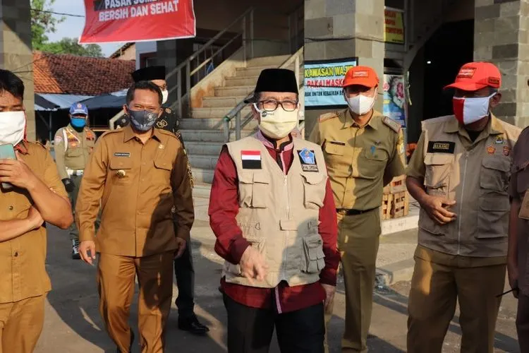 Bupati Cirebon Imron Rosyadi (tengah). (Ayocirebon.com/Erika Lia)