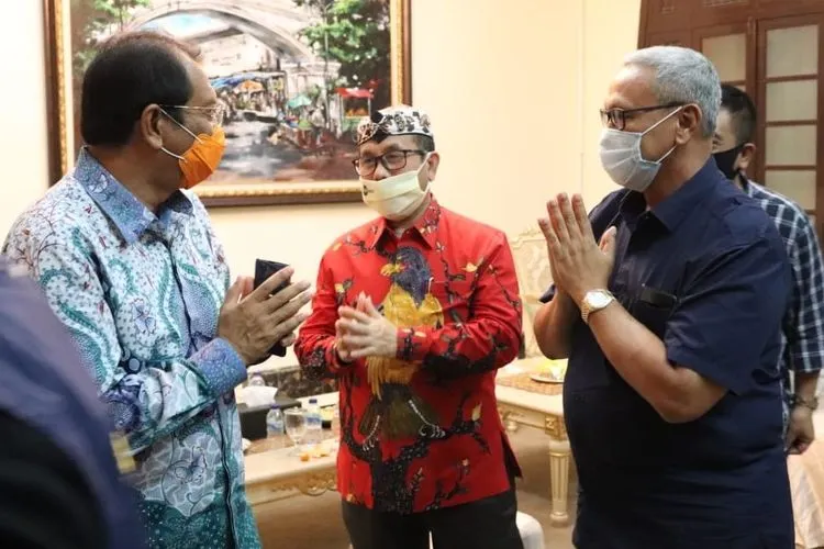 Bupati Cirebon, Imron Rosyadi (tengah) saat rakor kepala daerah se-Wilayah Cirebon yang membahas Covid-19 di Balai Kota Cirebon, Jumat (29/5/2020) malam. (Ayocirebon/Erika Lia)