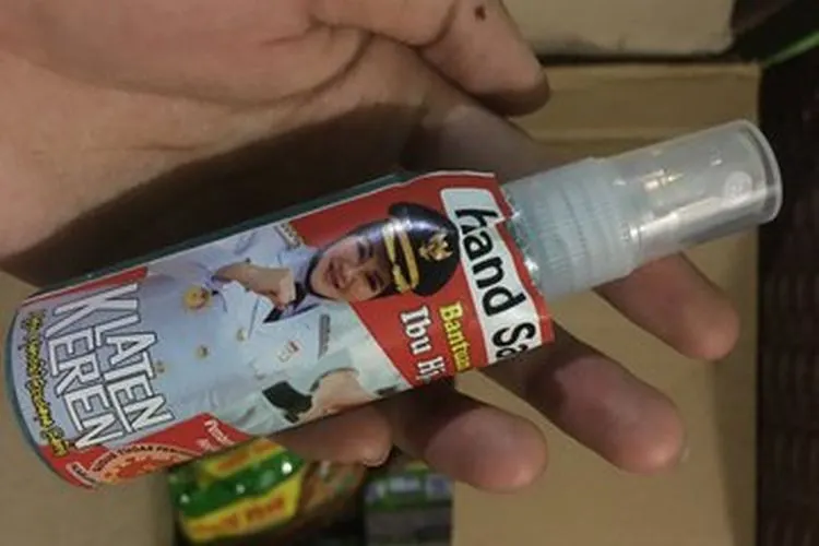 Hand sanitizer dengan stiker Bupati Klaten Sri Mulyani yang merupakan bantuan Kementerian Sosial. (dok Twitter)