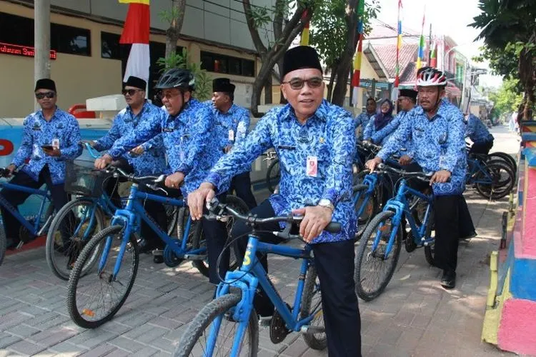 Bupati Kepulauan Seribu Husein Murad bersepeda di Pulau Pramuka/pulauseribu.jakarta.go.id