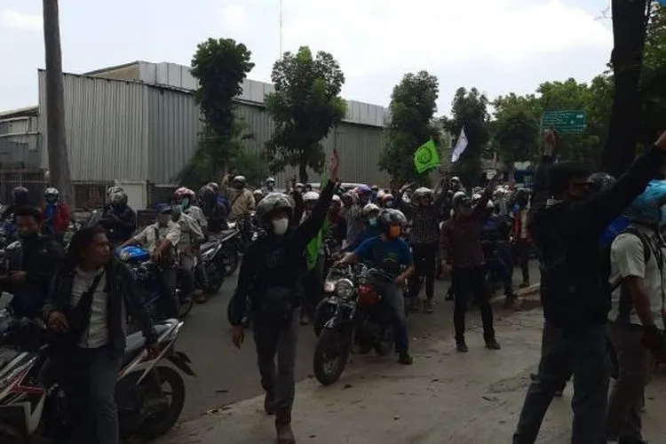 Buruh demo di Bekasi (Suara.com/Yacub)