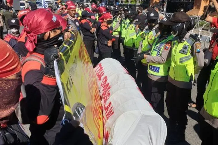 Penolakan terhadap Omnibus Law atau RUU Cipta Kerja masih terus berlanjut di tengah pandemi Covid-19. (Suara.com/Arry)