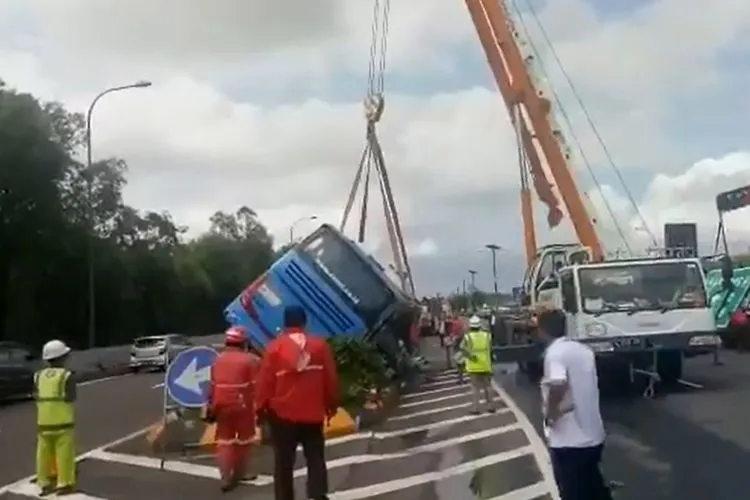 Evakuasi bus Damri yang terguling di Tol Sedyatmo, Jakarta (Twitter TMC Polda Metro Jaya)