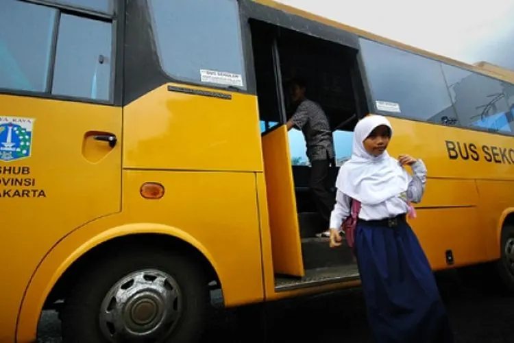 Bus sekolah (Tempo/Panca Syurkani)