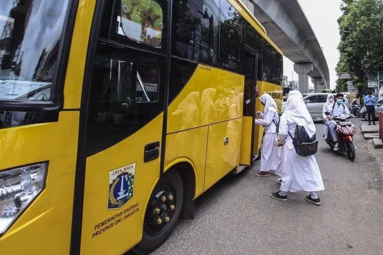 Seluruh armada bus sekolah menghentikan operasi untuk sementara akibat bencana banjir besar di Jakarta. (Antara/Muhammad Adimaja)