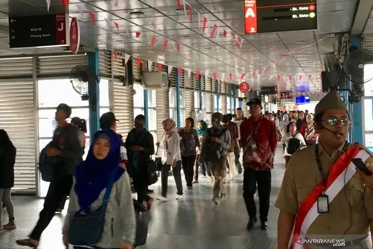 Petugas halte TransJakarta Harmoni mengenakan kostum veteran menjelang peringatan kemerdekaan ke 74 Republik Indonesia, Kamis (16/8/2019). (ANTARA/Suwanti)
