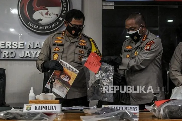 Kapolda Metro Jaya Irjen Nana Sudjana (kiri) bersama Kabid Humas Polda Metro Jaya Kombes Pol Yusri Yunus (kanan) saat akan memperlihatkan foto terpidana mati kasus narkoba jaringan Internasional Cai Changpan beserta barang bukti saat konferensi pers di Mapolda Metro Jaya, Jakarta, Senin (19/10). Cai Changpan berhasil melarikan diri dengan menggali lubang dari Lapas Kelas 1 Tangerang, Banten, ditemukan meninggal dunia dalam kondisi gantung diri di kawasan pabrik pembakaran ban di hutan Jasinga, Bogor, Jawa B