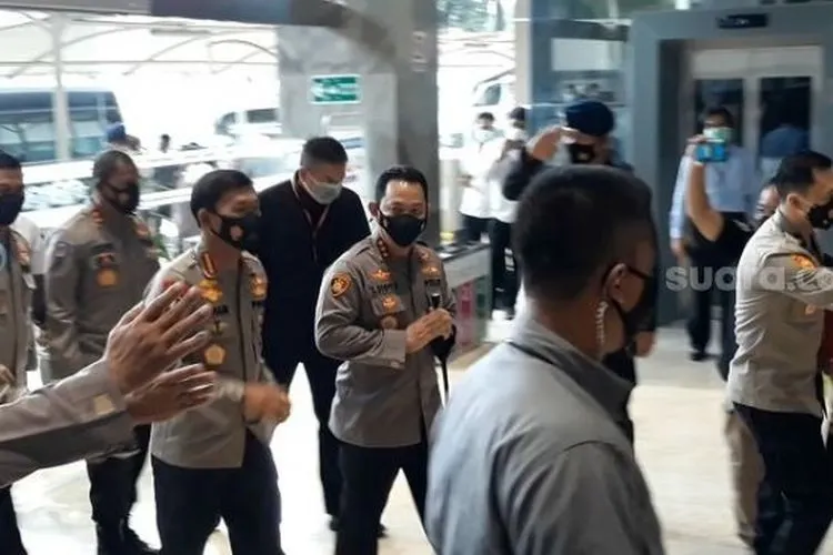 Calon Kapolri Komjen Listyo Sigit Prabowo yang didampingi Kapolri Jenderal Idham Azis saat hendak mengikuti fit and propert test di DPR. (Suara.com/Novian)