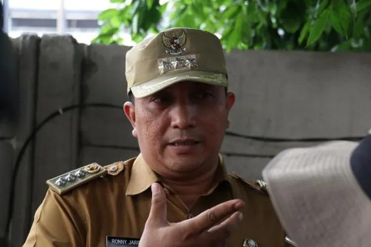Camat Senen Ronny Japriko di sela-sela penjagaan di Jalan Senen Raya (pusat.jakarta.go.id)