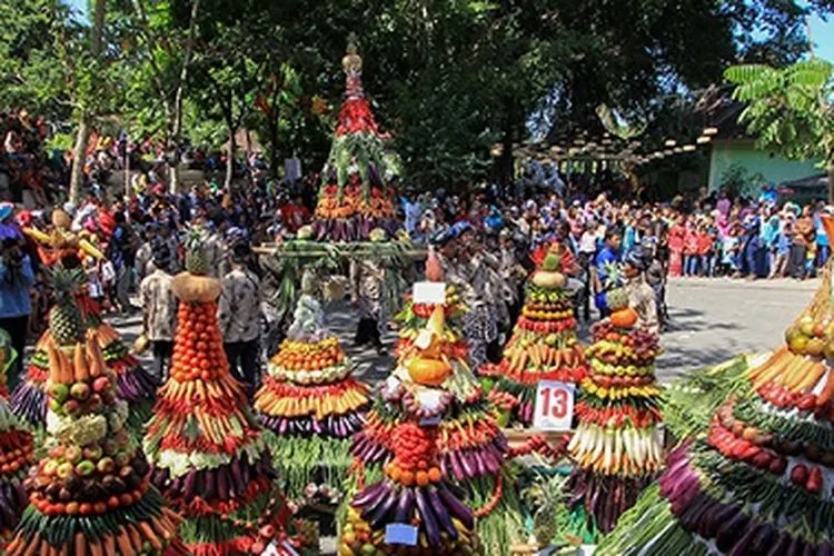 Tradisi Grebeg Gunungan di Yogyakarta (Shutterstock.com/titaperwitasari)