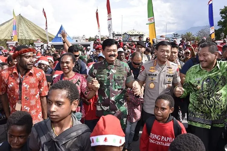 Panglima TNI Marsekal TNI Hadi Tjahjanto bersama Kepala Polri Jenderal Idham Azis menghadiri Bakti Sosial dan KKR di Wamena. (Puspen TNI)