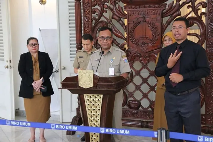 Ketua II Gugus Tugas Percepatan Penanganan COVID-19 DKI Jakarta, Catur Laswanto, memberikan keterangan pers. (Ayojakarta.com/Khoirur Rozi)