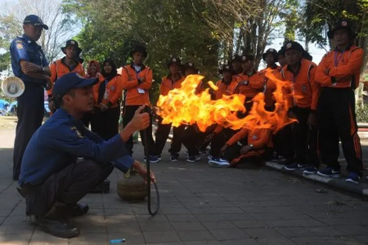 Ilustrasi--Petugas pemadam kebakaran Kota Salatiga memperagakan cara memadamkan api kebocoran selang gas pada pelatihan pemadaman kebakaran di Salatiga, Jawa Tengah, Selasa (25/6/2019). Kegiatan yang diselenggarakan oleh Satuan Polisi Pamong Praja Kota Salatiga dan diikuti sebanyak 55 peserta dari kalangan masyarakat terpilih itu bertujuan untuk melatih kesiapsiagaan dalam penanggulangan bencana serta memadamkan kebakaran secara mandiri. ANTARA FOTO/Aloysius Jarot Nugroho/foc.