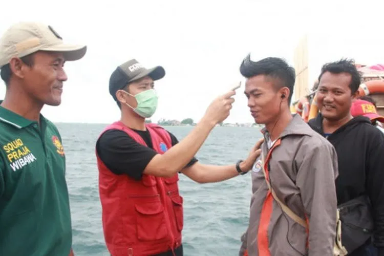 Cek suhu tubuh di Pulau Kelapa, Kepulauan Seribu Utara (Berita Jakarta/Suparni)