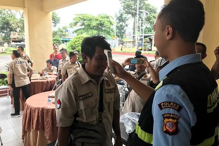 Cek suhu tubuh di lingkungan Pemkab Cianjur