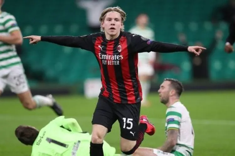 Gelandang AC Milan Jens Petter Hauge merayakan gol yang dicetaknya ke gawang Celtic pada pertandingan pertama Gup H Liga Europa 2020/2021 yang dimainkan di Celtic Park, Glasgow, Kamis (22/10/2020) / AFP: RUSSELL CHEYNE