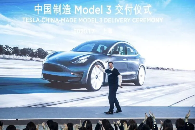 Tesla Ingin Produksi Model 3 Varian Terbaru di China. CEO Tesla, Elon Musk, di seremoni pengantaran mobil listrik pertama buatan pabrik Tesla di Shanghai, China, Model 3.  Foto: Ding Ting/Xinhua via AP