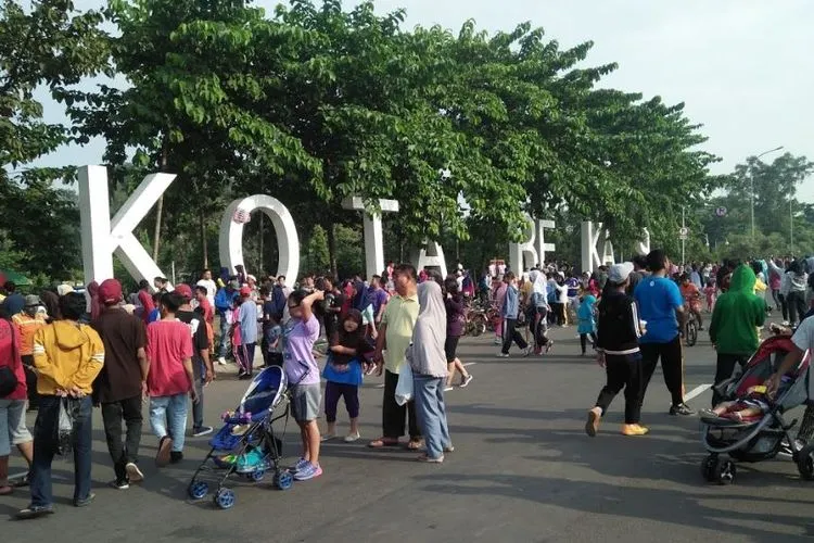 Aktivitas warga di Car Free Day (CFD) di Kota Bekasi. (M Nuralim)