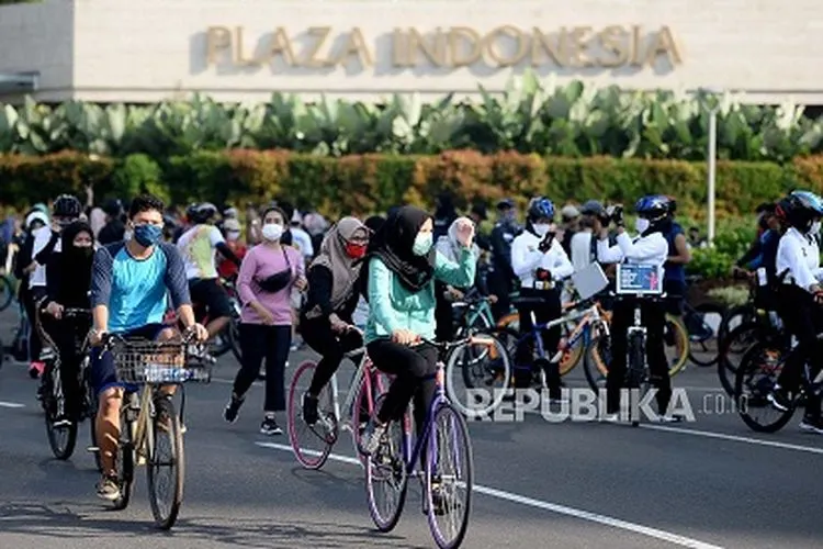 Warga berolahraga saat kegiatan Hari Bebas Kendaraan Bermotor (HBKB) di Kawasan Bundaran HI, Jakarta, Minggu (21/6/2020). Saat HBKB atau CFD sejumlah orang menjalani rapid test dengan hasil reaktif, usai menjalani tes swab hasilnya negatif Covid-19. (Foto: Republika/Prayogi)