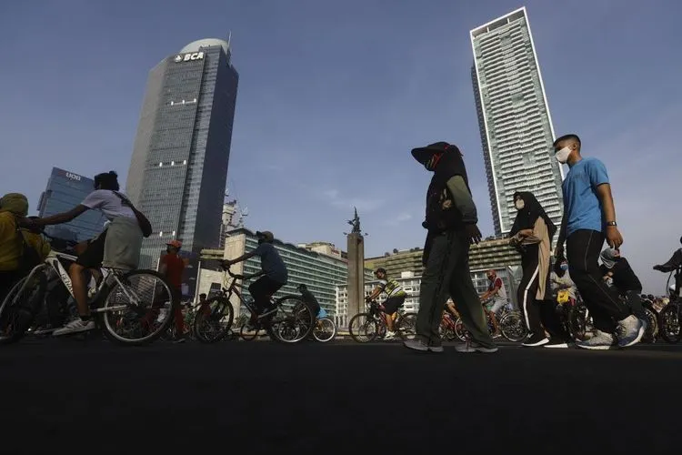 Sebagai ilustrasi. Sejumlah warga berolahraga di kawasan Bundaran HI, Jakarta, Minggu (21/6/2020). [Suara.com/Angga Budhiyanto]