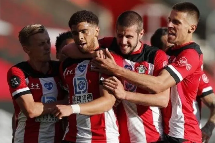 Para pemain Southampton merayakan gol Che Adams (kedua kiri) ke gawang Manchester City dalam lanjutan Liga Inggris di St Mary's Stadium  Frank Augstein / POOL / AFP