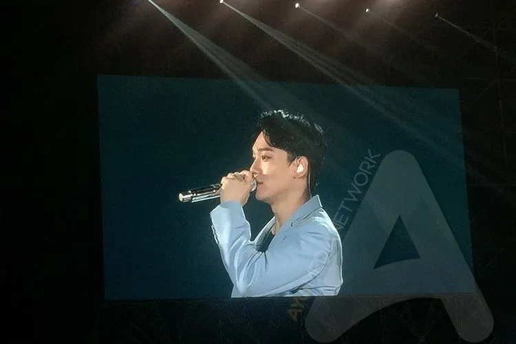 Chen EXO menyapa fans di Konser EXplOration in Jakarta (Ayojakarta.com/Istihanah Soejoethi)