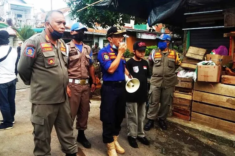 Kasatpol PP dan Damkar saat melaksanakan imbauan pada masyarakat soal new normal. (Ayobandung/M Ikhsan)