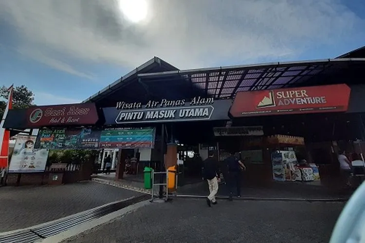 Pintu masuk obyek wisata Sari Ater, Kecamatan Ciater, Kabupaten Subang. (Ayobandung/Nur Khansa)