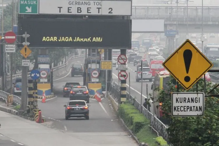 sebagai uilustrasi. Sejumlah kendaraan melintas di jalan Tol Lingkar Dalam, Jakarta, Jumat (23/2).