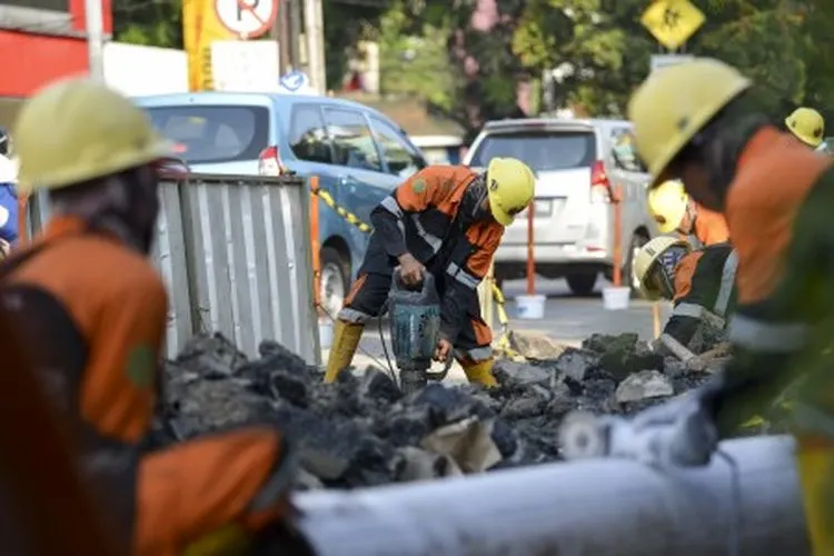 Pekerja membongkar trotoar lama di Jalan Cikini Raya, depan Taman Ismail Marzuki (TIM), Jakarta, Rabu (19/6/2019). Revitalisasi trotoar di sepanjang Jalan Cikini Raya-Pramuka dan Jalan Kramat Raya-Salemba sepanjang 10 kilometer dengan anggaran sebesar Rp75 miliar tersebut bertujuan agar ramah bagi pejalan kaki dan penyandang disabilitas. ANTARA FOTO/Nova Wahyudi/wsj.