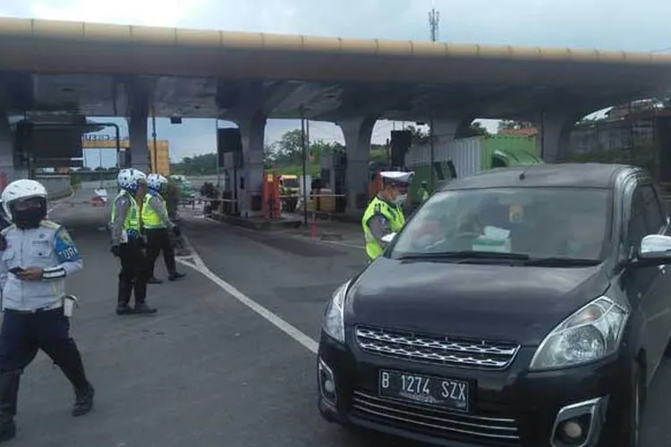 Petugas melakukan pemeriksaan kendaraan dari luar daerah di exit tol Cileunyi, Minggu (10/5/2020). (Ayobandung.com/Mildan Abdalloh)