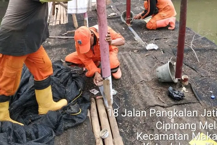 Petugas membongkar tempat pemancingan liar di Cipinang Melayu, Jakarta Timur/dok: timur.jakarta.go.id