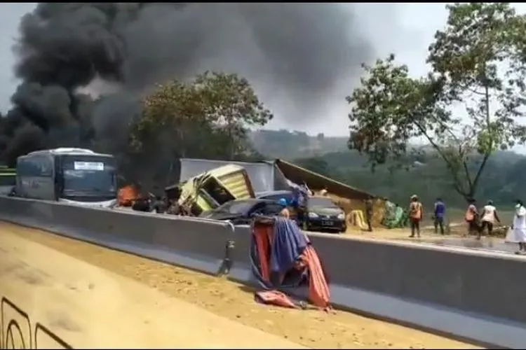 Tabrakan beruntun di Tol Cipularang KM 92, Kabupaten Purwakarta, Senin (2/9/2019) (@zarlan_sy/Twitter)  --------- Artikel ini sudah Terbit di AyoBandung.com, dengan Judul Breaking News: Belasan Kendaraan Terlibat Kecelakaan Beruntun di Tol Cipularang, pada URL https://www.ayobandung.com/read/2019/09/02/62314/breaking-news-belasan-kendaraan-terlibat-kecelakaan-beruntun-di-tol-cipularang  Penulis: Fira Nursyabani Editor : Fira Nursyabani