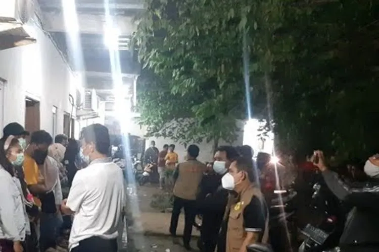 Petugas Gabungan Kecamatan Cipayung, Jaktim menyegel salah satu hotel yang melanggar aturan PSBB/dok: beritajajarta.id