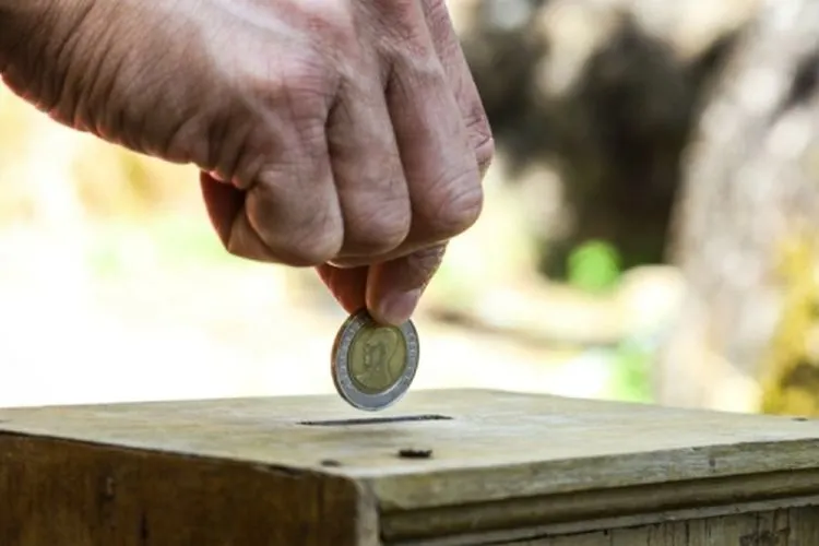 Bersedekah menjadi salah satu ciri muslim yang sukses puasanya. shutterstock