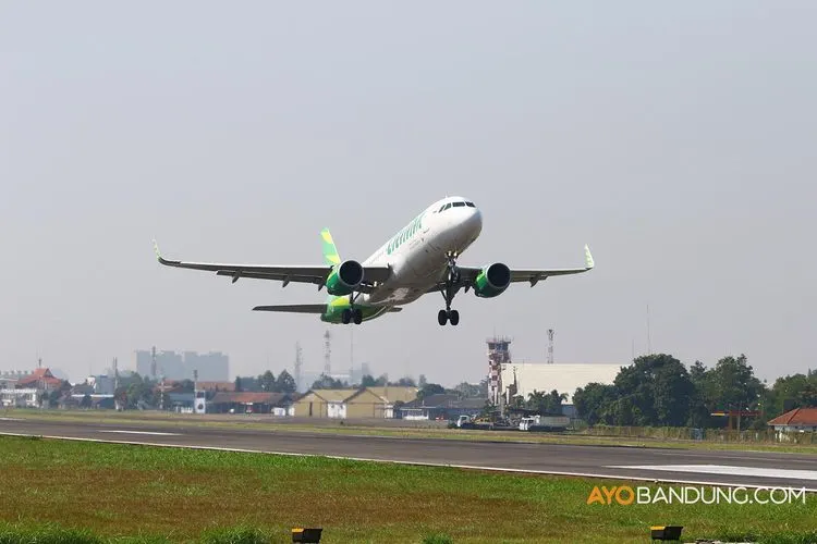 Pesawat Citilink saat tinggal landas di Bandara Internasional Husein Sastranegara, Kota Bandung. (Ayobandung.com/Irfan Al-Faritsi)