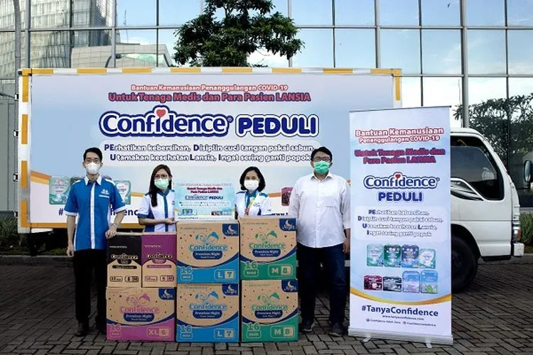Donasi popok dewasa Confidence diserahkan ke RS Darurat Penanganan COVID-19 Wisma Atlet sesuai arahan Juru Bicara Gugus Tugas Percepatan Penanganan Covid-19, Achmad Yurianto. (Dok. Confidence)