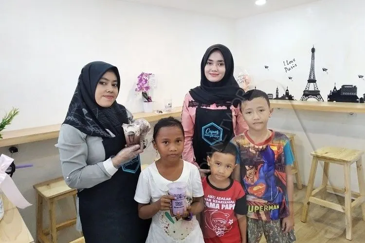Konsumen yang menikmati minuman anti baper di Conter Anti Baper (Ayojakarta.com/Dhika Alam Noor