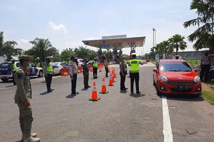 Petugas gabungan mengecek setiap kendaraan yang melintas di perbatasan Kabupaten Majalengka. (Ayocirebon.com/Istimewa)