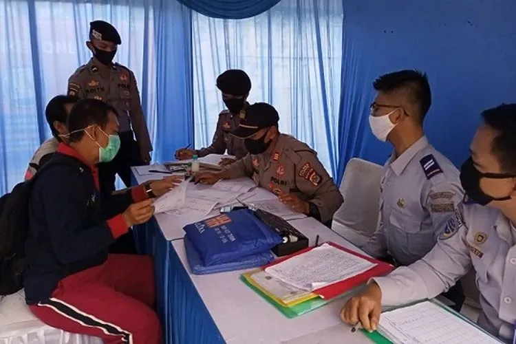 Warga Majalengka yang sempat terdampar di Sumatera jalani pemeriksaan sesuai protokol kesehatan sebelum dijemput Pemkab Majalengka. (dok)