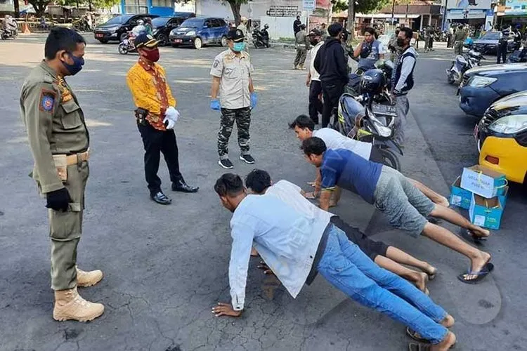 Para pelanggar PSBB Indramayu dihukum push-up. (Ayocirebon/Erika Lia)