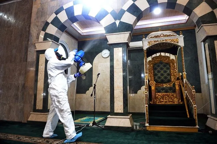 Penyemprotan disinfektan dilakukan petugas di Masjid Jami' Al Munawwar, Pasar Minggu, Jakarta Selatan, bersamaan dengan Kick Off Gerakan Semprot Disinfektan 10.000 Masjid Antisipasi Penyebaran Virus Corona. (Ilustrasi/Dok. Dewan Masjid Indonesia)