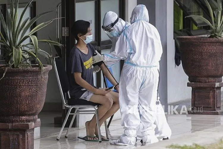 Petugas medis tengah mengecek kondisi kesehatan salah satu pasien OTG Covid-19 yang tengah menjalani isolasi di Stadion Patriot Candrabhaga, Bekasi Jumat (2/10). Kasus Covid-19 aktif yang ada di Kota Bekasi per Rabu (14/10) mencapai 772 kasus.  Foto: EPA-EFE/MAST IRHAM