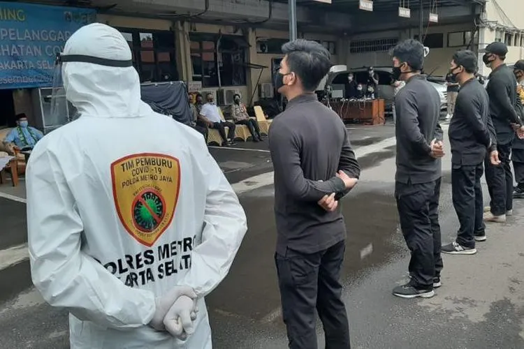 Polda Metro Jaya bersama Kodam Jaya dan Pemerintah Provinsi DKI Jakarta meluncurkan Tim Pemburu Covid-19 atau Covid Hunter, Jumat (4/12). Tim yang bakal bermarkas di setiap Kepolisian Resor (Polres) itu tugas pokoknya adalah melaksanakan testing, tracing, dan treatment atau 3T.  Foto: istimewa via Republika