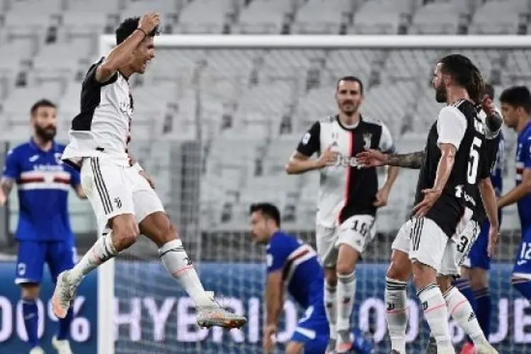 Bintang Juventus Cristiano Ronaldo (kiri) merayakan golnya ke gawang Sampdoria dalam lanjutan Liga Italia di Allianz Stadium. MARCO BERTORELLO / AFP
