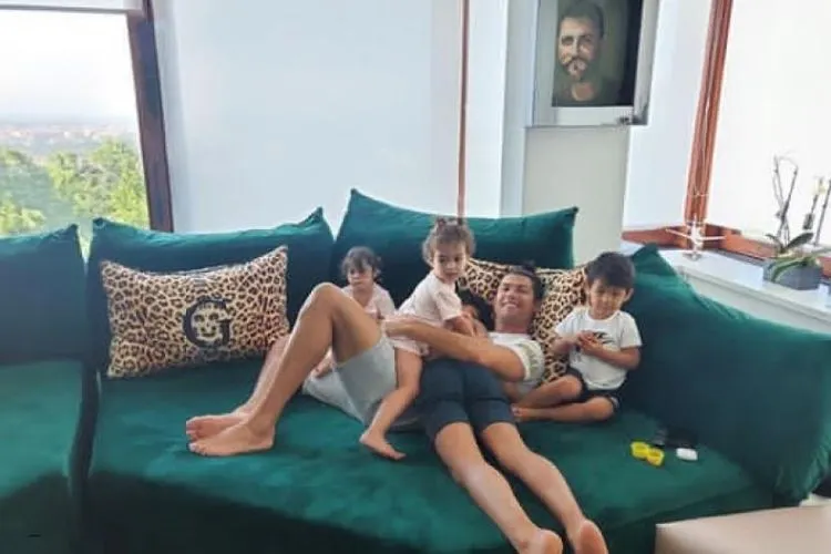 Cristiano mengunggah momen kebersamaan dengan anak-anaknya saat menjalani karantina dua pekan di Turin, Italia. (Instagram @Cristiano)