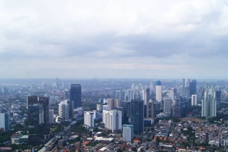 Ilustrasi langit Jakarta cerah berawan