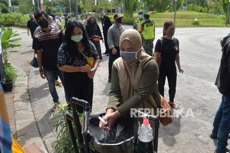 Pengunjung mencuci tangan sebelum memasuki Summarecon Mall Bekasi. (Foto: Republika/Edwin Dwi Putranto )