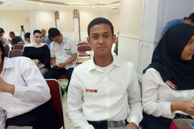 Cucu Kapolri Jenderal Tito Karnavian, Rangga Wibrata Mahardika, berpose usai mengikuti kegiatan pelatihan Paskibraka tingkat nasional di Auditorium Wisma Kemenpora Jakarta, Jumat (26/7/2019). (ANTARA/Andi Firdaus)